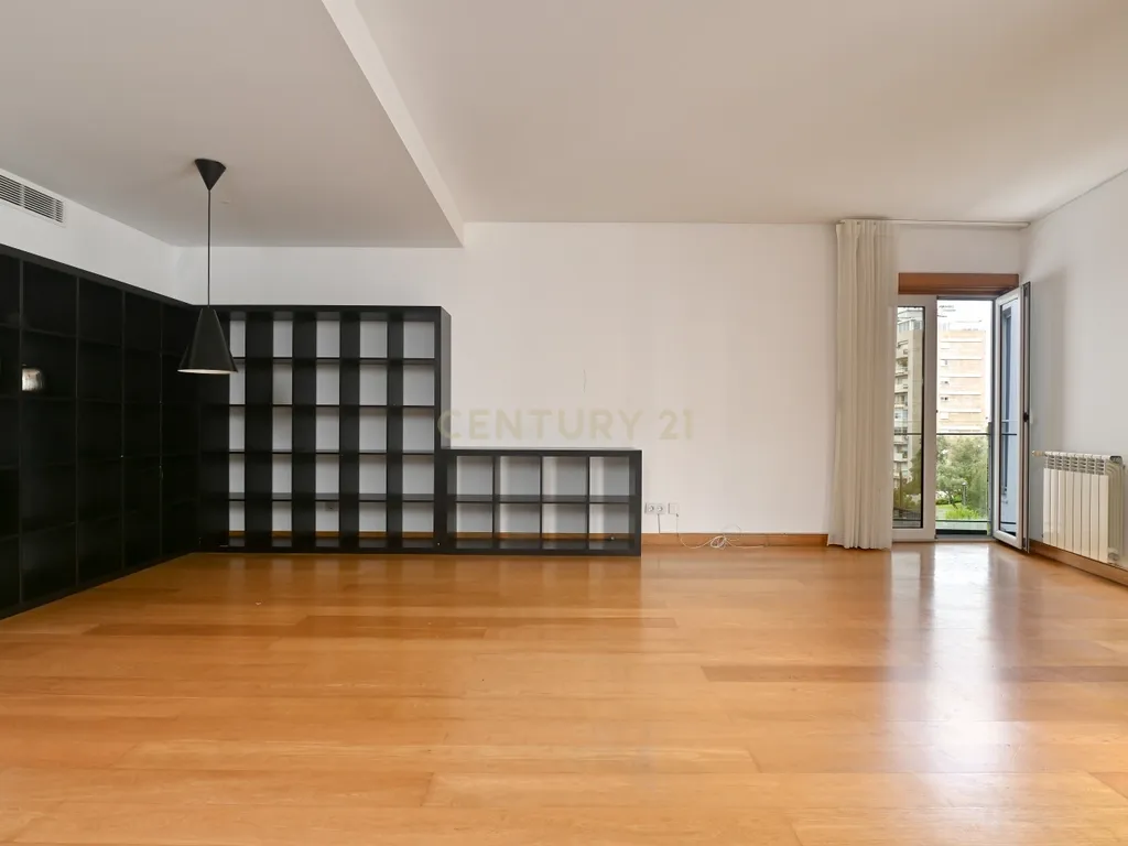 T2 com garagem, para arrendar - Av. Infante Santo (Lisboa) - Image 3