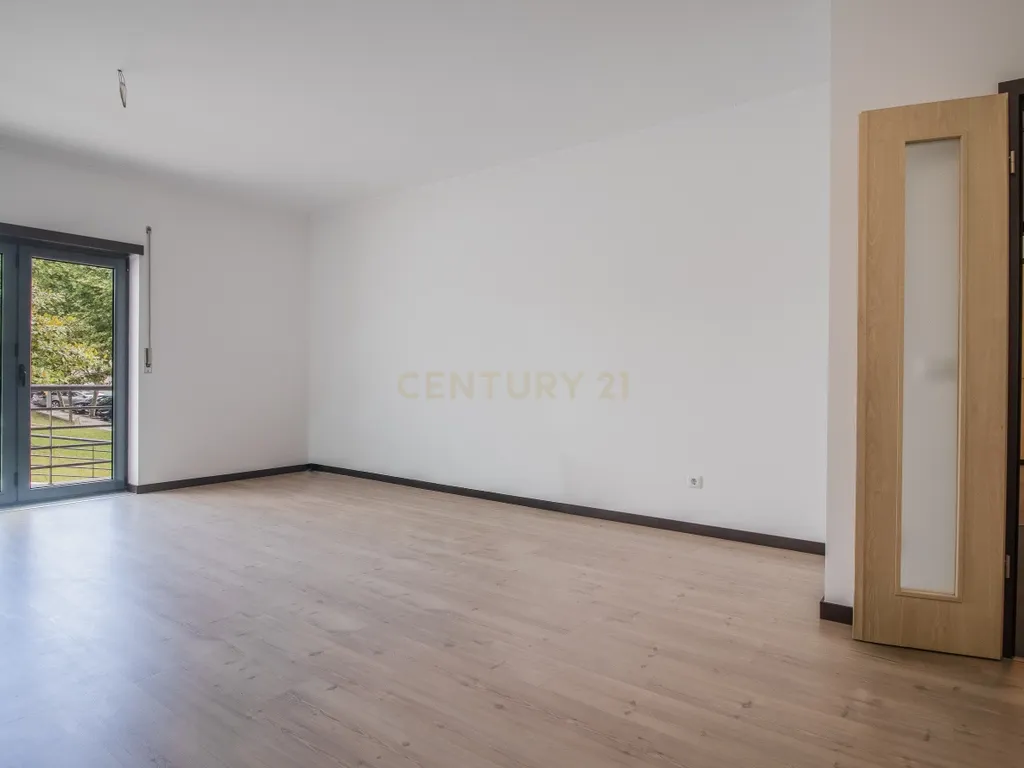 Apartamento T3 c/ 2 Varandas, Garagem Dupla e Terraço com Sala de Eventos - Image 6
