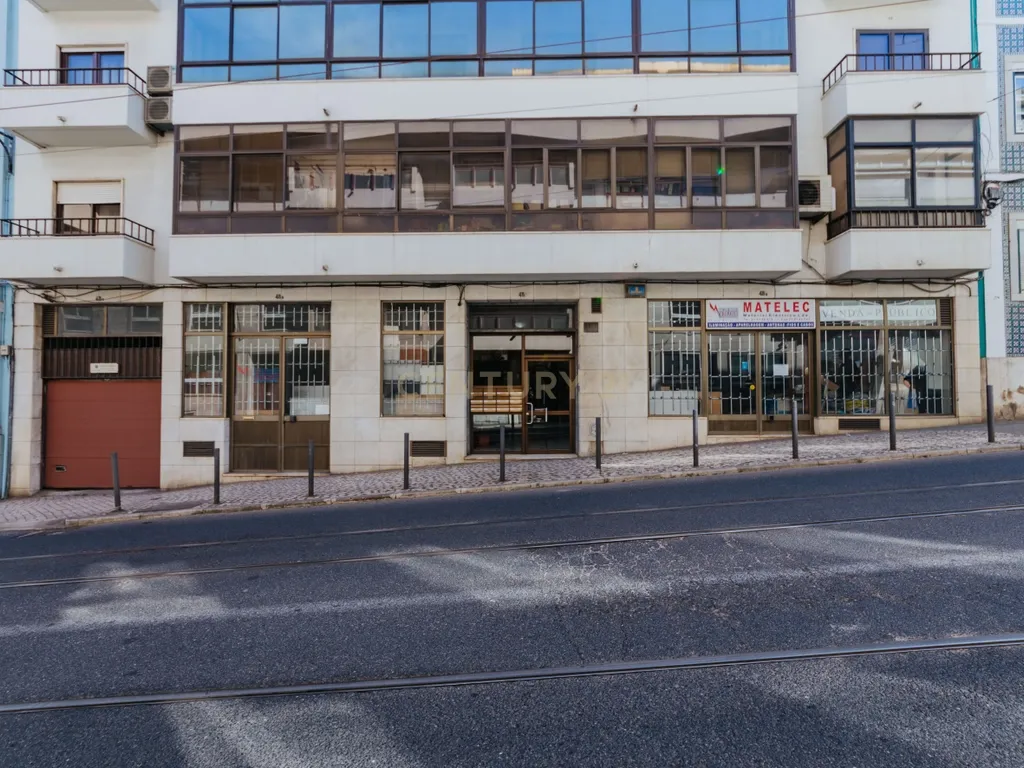 T2+1 com Terraço de 50m², Estacionamento e Localização Premium na Graça / Penha de França - Image 29