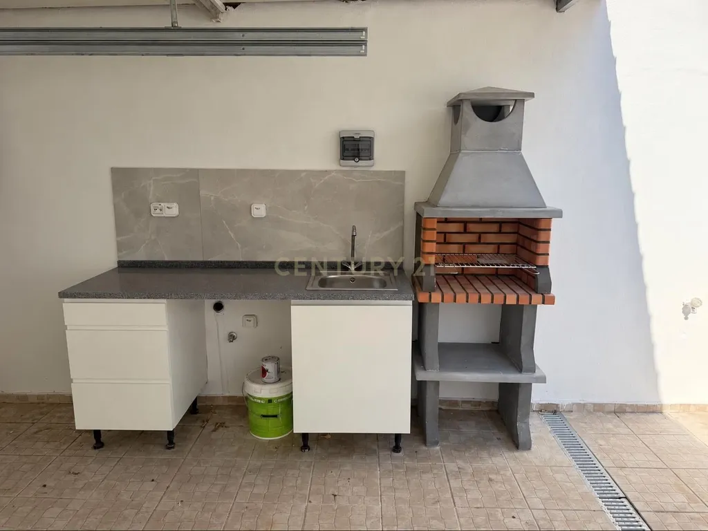 Moradia T2 totalmente remodelada com suíte e churrasqueira no Barreiro - Image 3