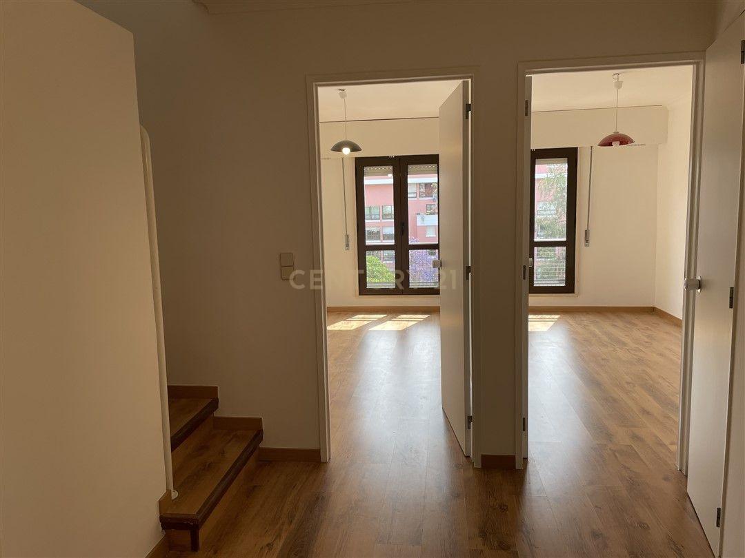 Apartamento T3 Duplex em Telheiras – 104 m², Estacionamento e Arrecadação - Image 9