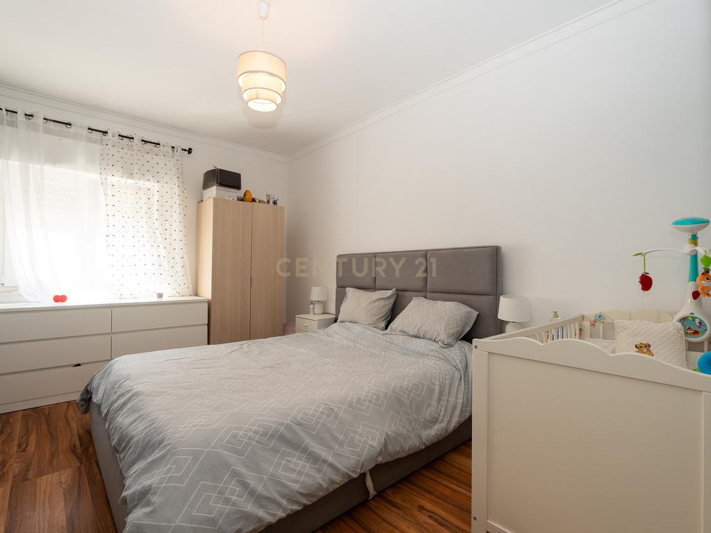 🏡 Oportunidade única: T2 espaçoso, com  varanda e localização privilegiada! - Image 12
