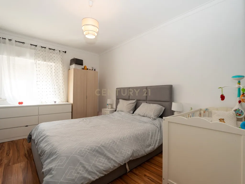 🏡 Oportunidade única: T2 espaçoso, com varanda e localização privilegiada! - Image 12