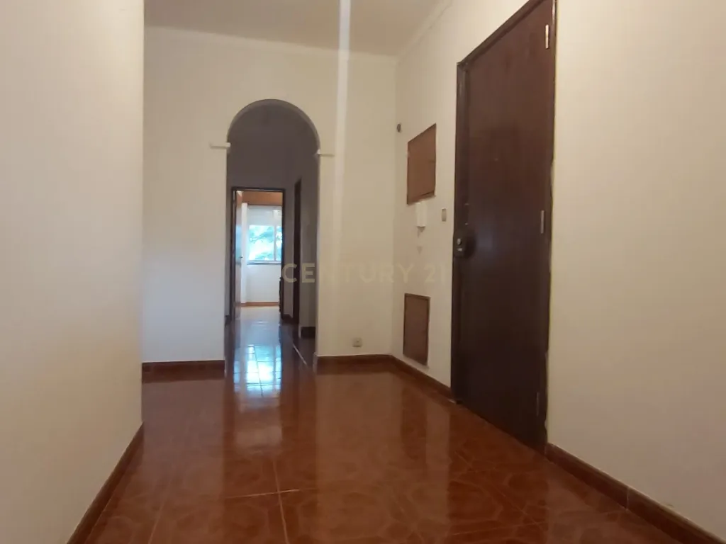 🌞 Apartamento T4 Luminoso com Excelentes Áreas e Garagem– Zona Premium de Beja - Image 17
