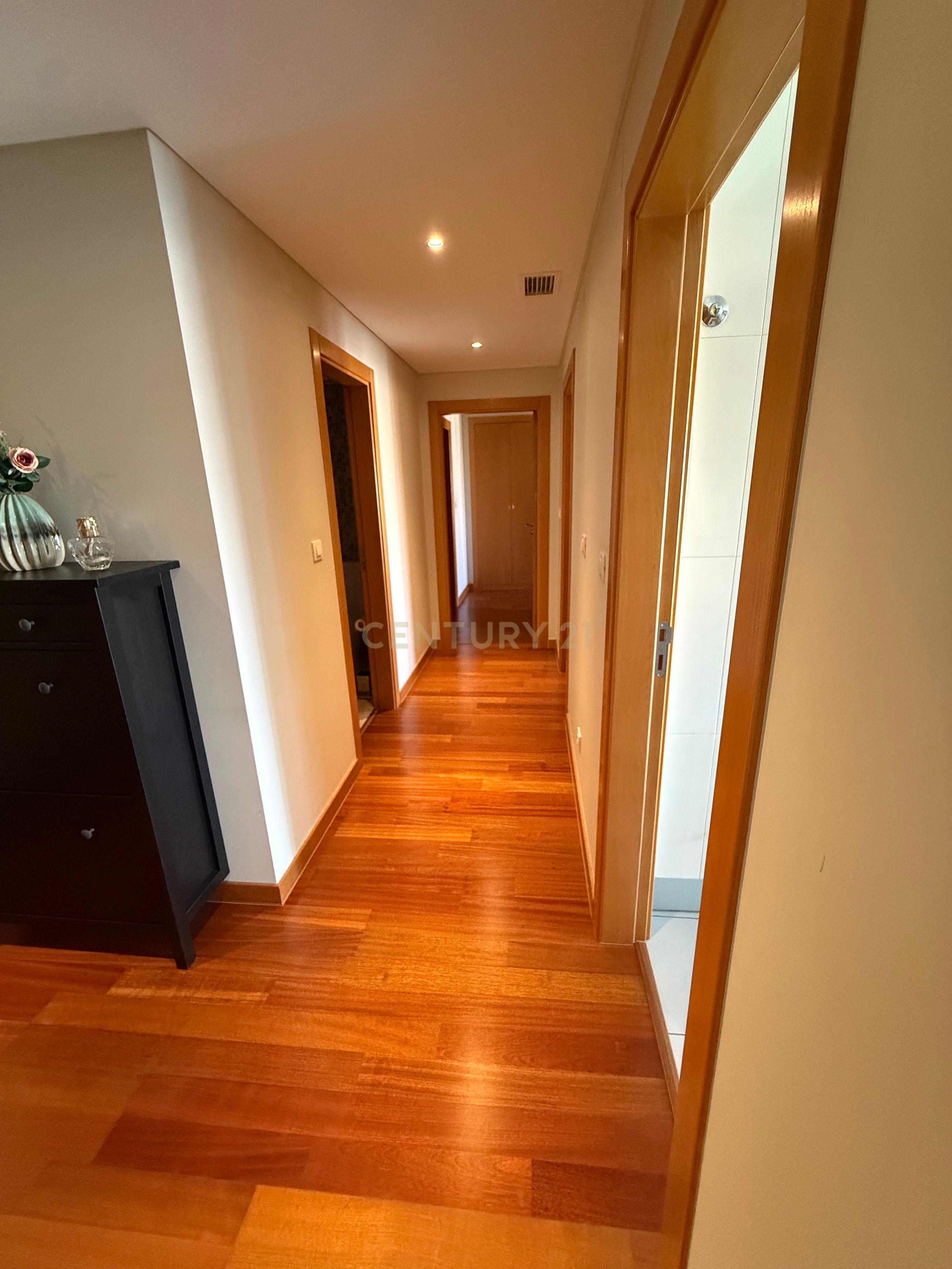 Fotografia 10 de Apartamento T2 Moderno em Odivelas com Vista para a Cidade