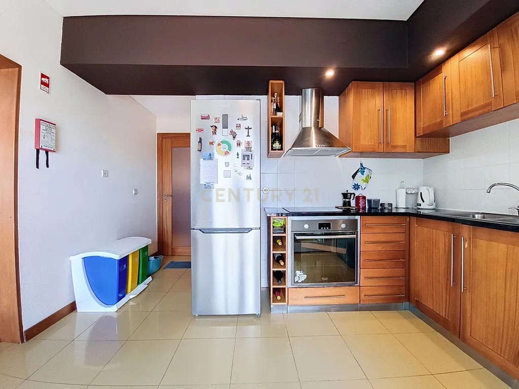 Apartamento T2 em Ponta Delgada com Garagem e Varanda - Image 13