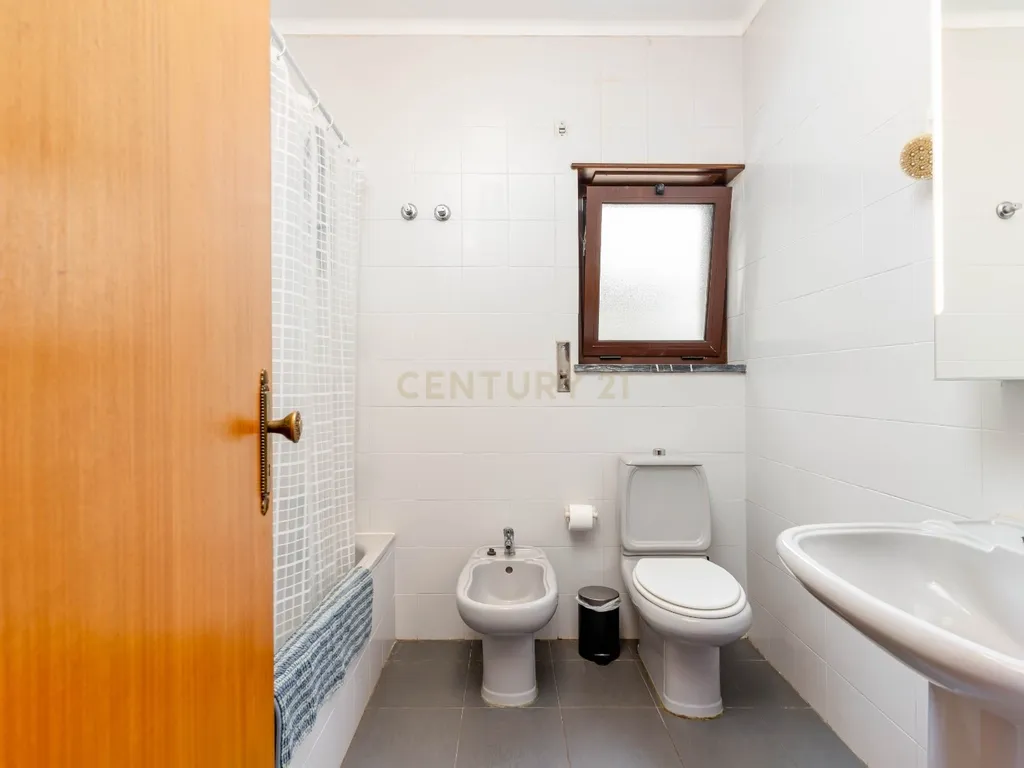 Viver com Elegância entre o Litoral e a Cidade – Uma Casa Sustentável em Colares, Portugal - Image 31