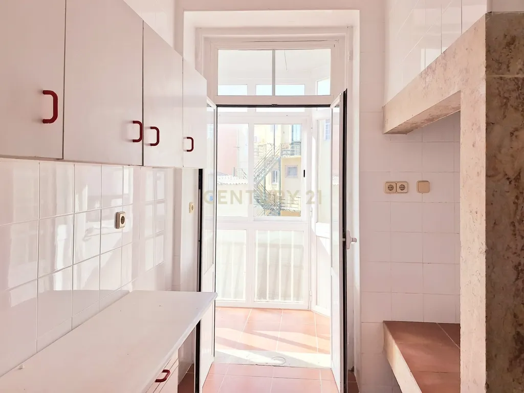 Apartamento T3+2 para Arrendamento em Campolide - Image 3
