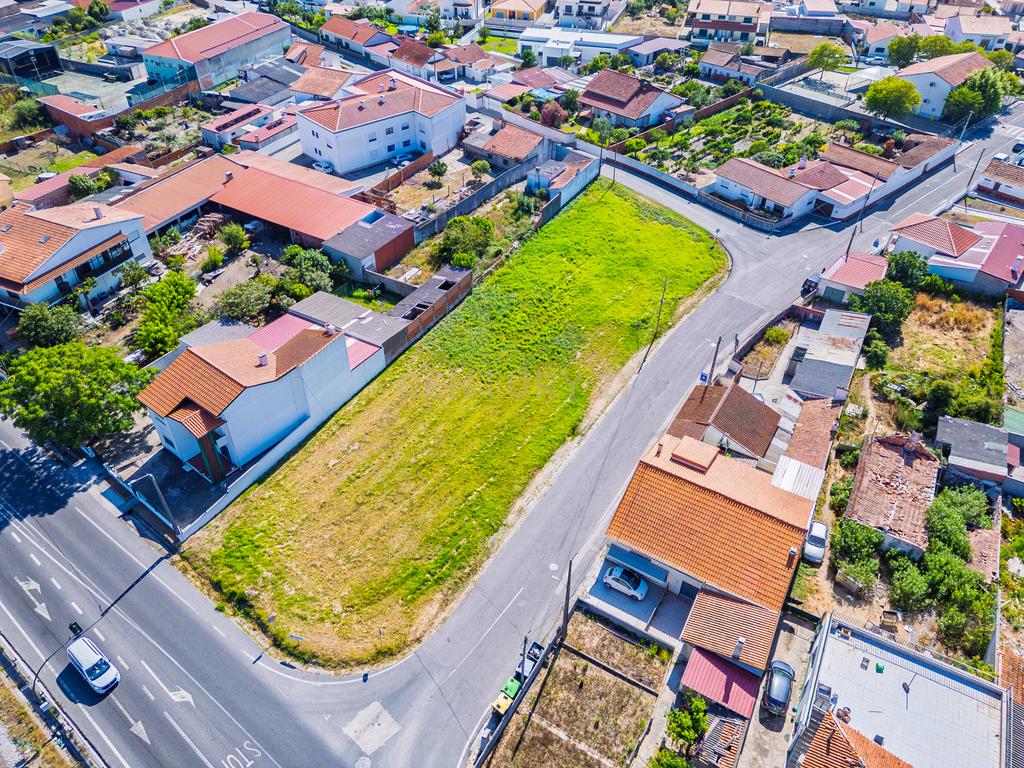 Terreno com 2.117 m² e elevado potencial construtivo. Antigo projeto aprovado para prédio de apartamentos e índice de construção 1. Uma excelente oportunidade para promotores imobiliários. - Image 19