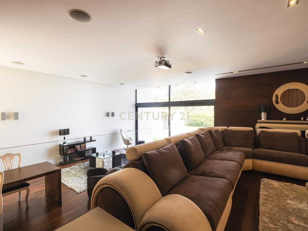 Luxuosa Moradia T4 com Piscina e Vista Panorâmica em Lousada - Image 17