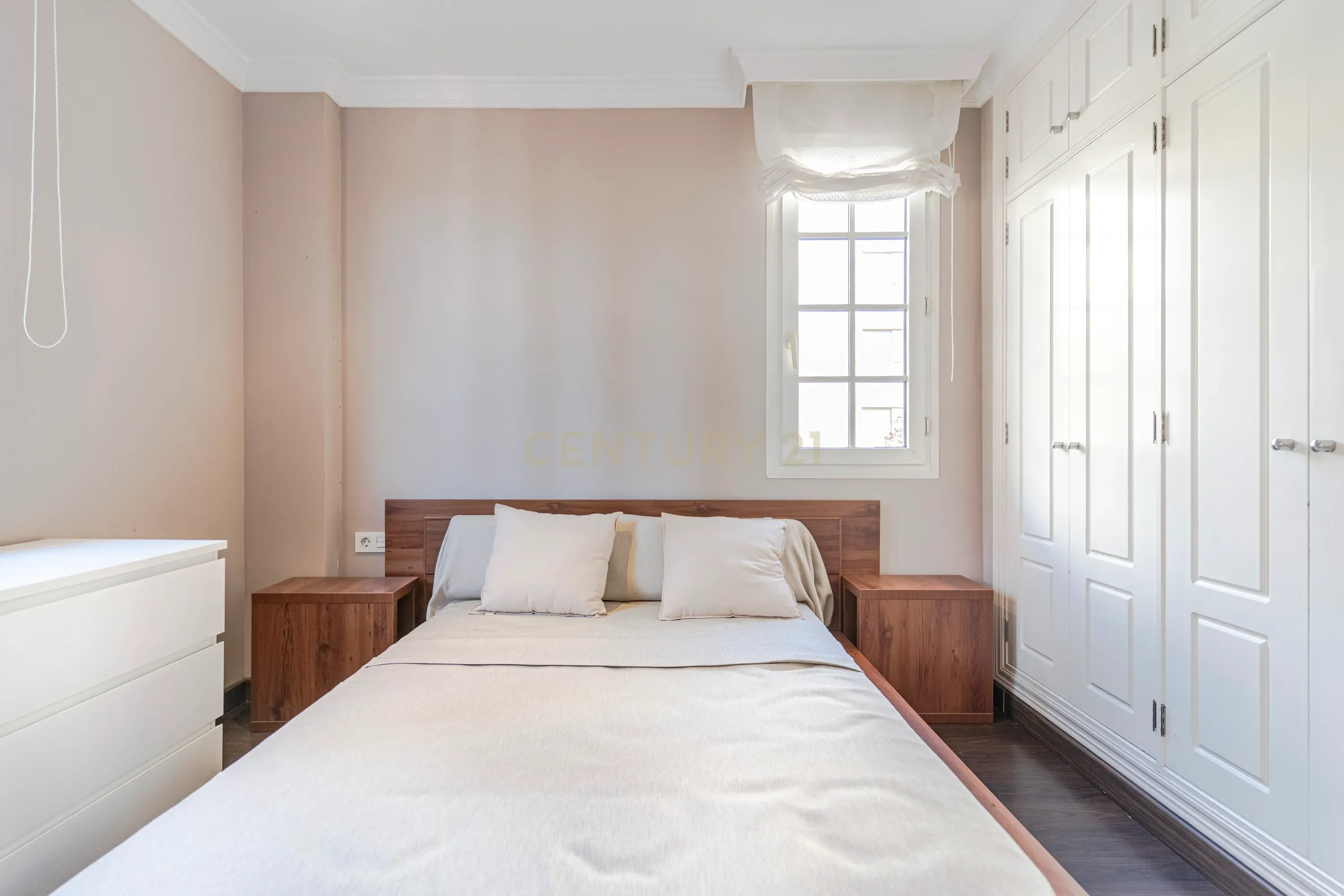 Apartamento Renovado em Granada com Garagem e Segurança - Image 12