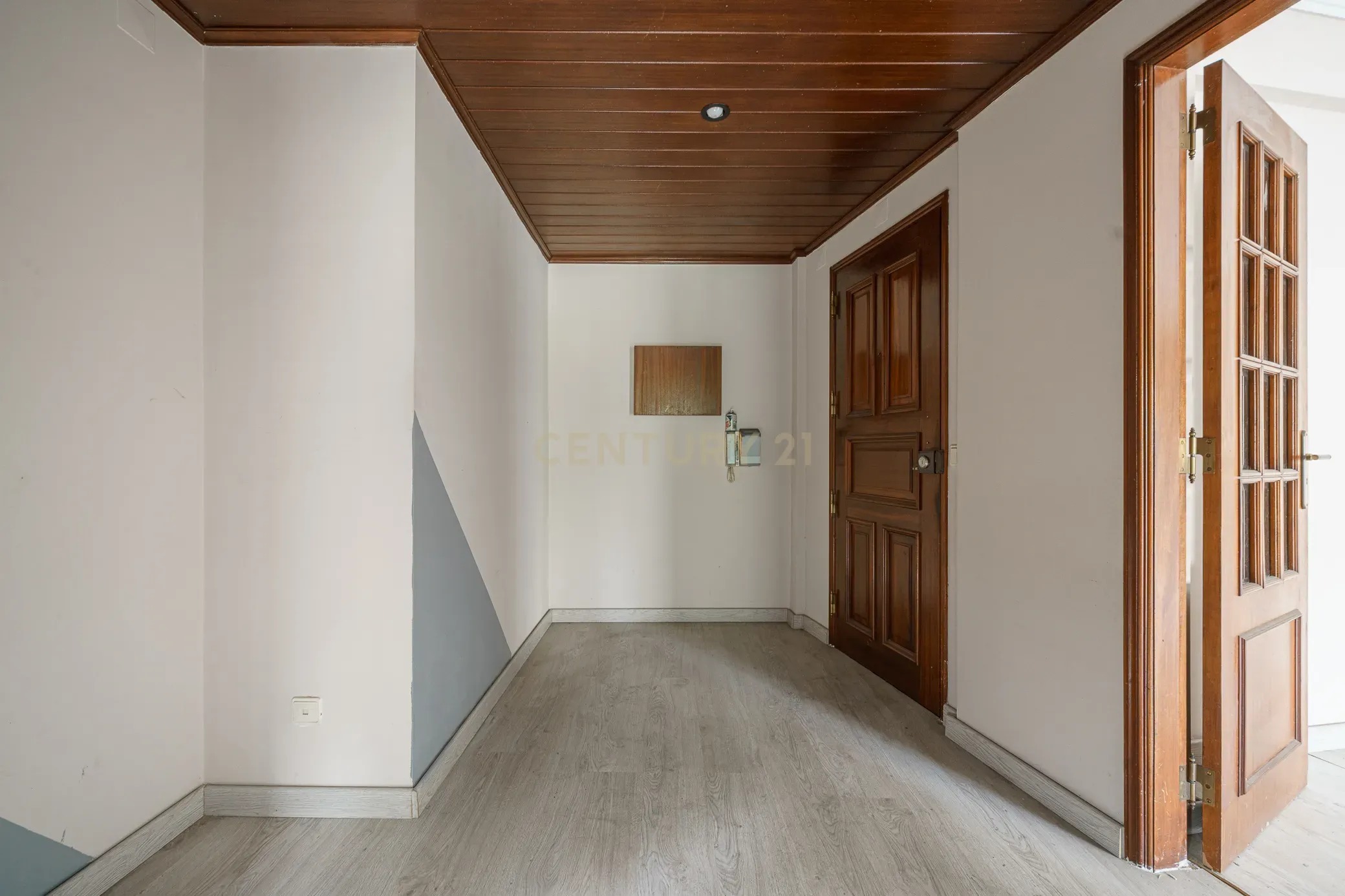 Apartamento T2 com Parqueamento, Varandas e Lareira - Perto do Centro da Cidade - Image 3