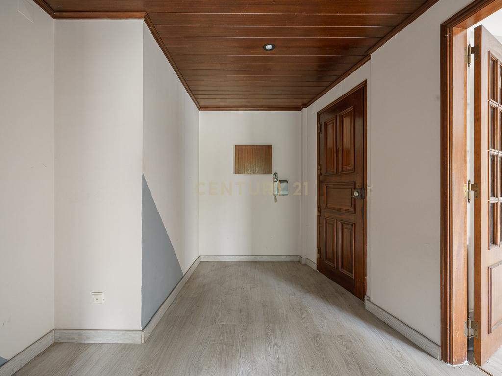 Apartamento T2 com Parqueamento, Varandas e Lareira - Perto do Centro da Cidade - Image 3