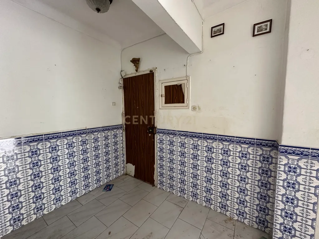 Apartamento T1 para Remodelação – Praça do Brasil, Setúbal - Image 11