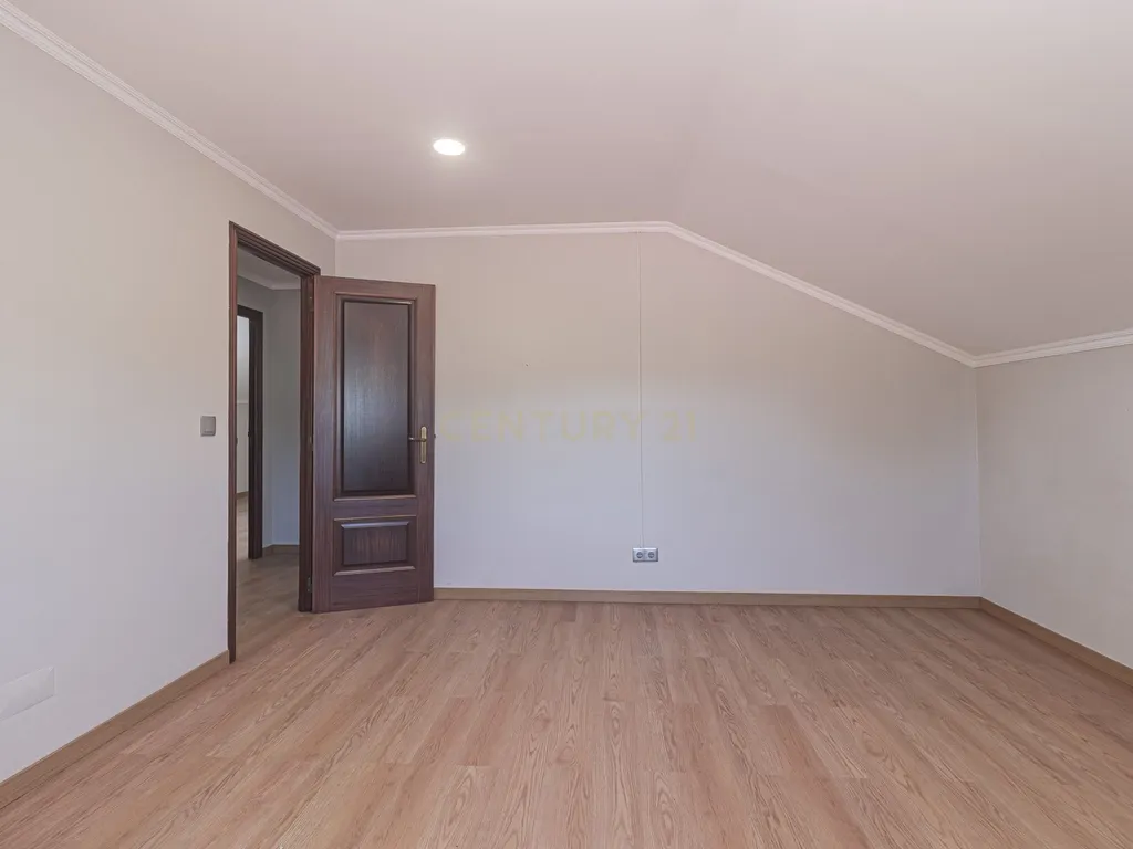 Moradia T4 em Vila Nova - Bucelas - Image 38