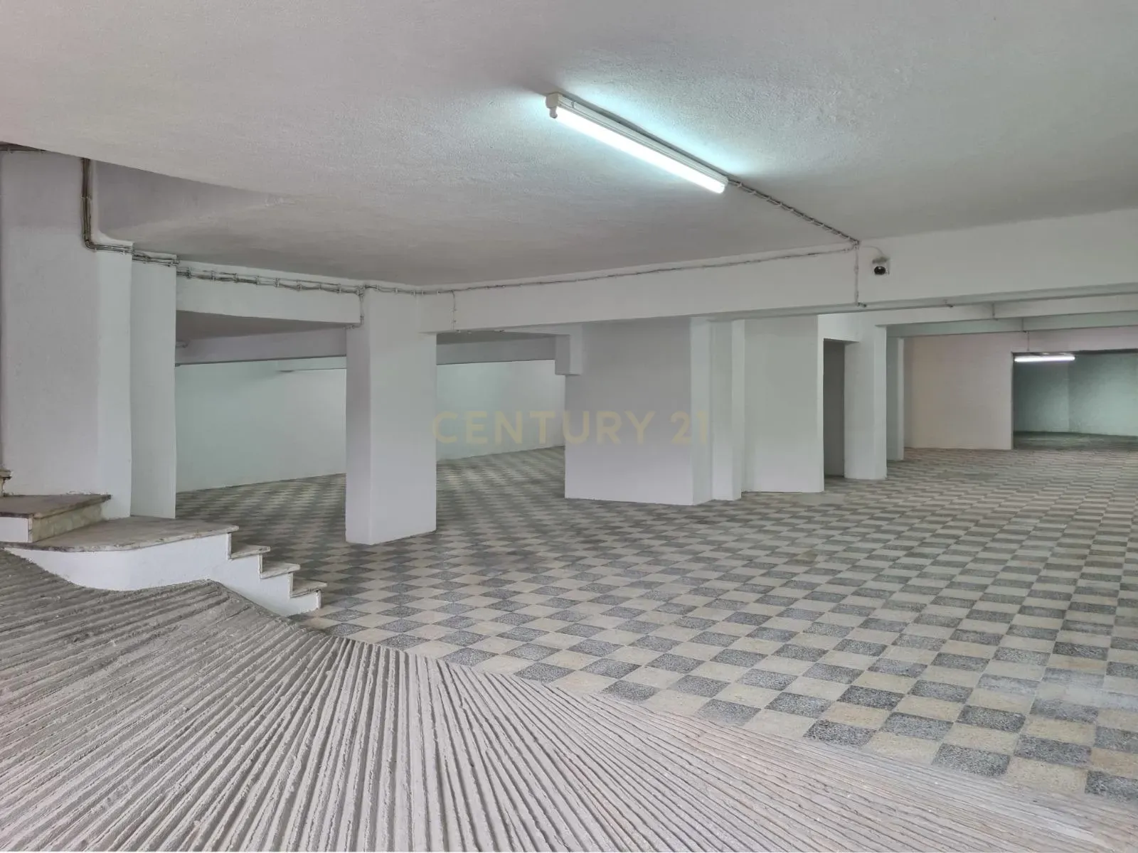 Fotografia 10 de Armazém Gigante de 347 m² no Laranjeiro – Espaço Raro e Cheio de Potencial!