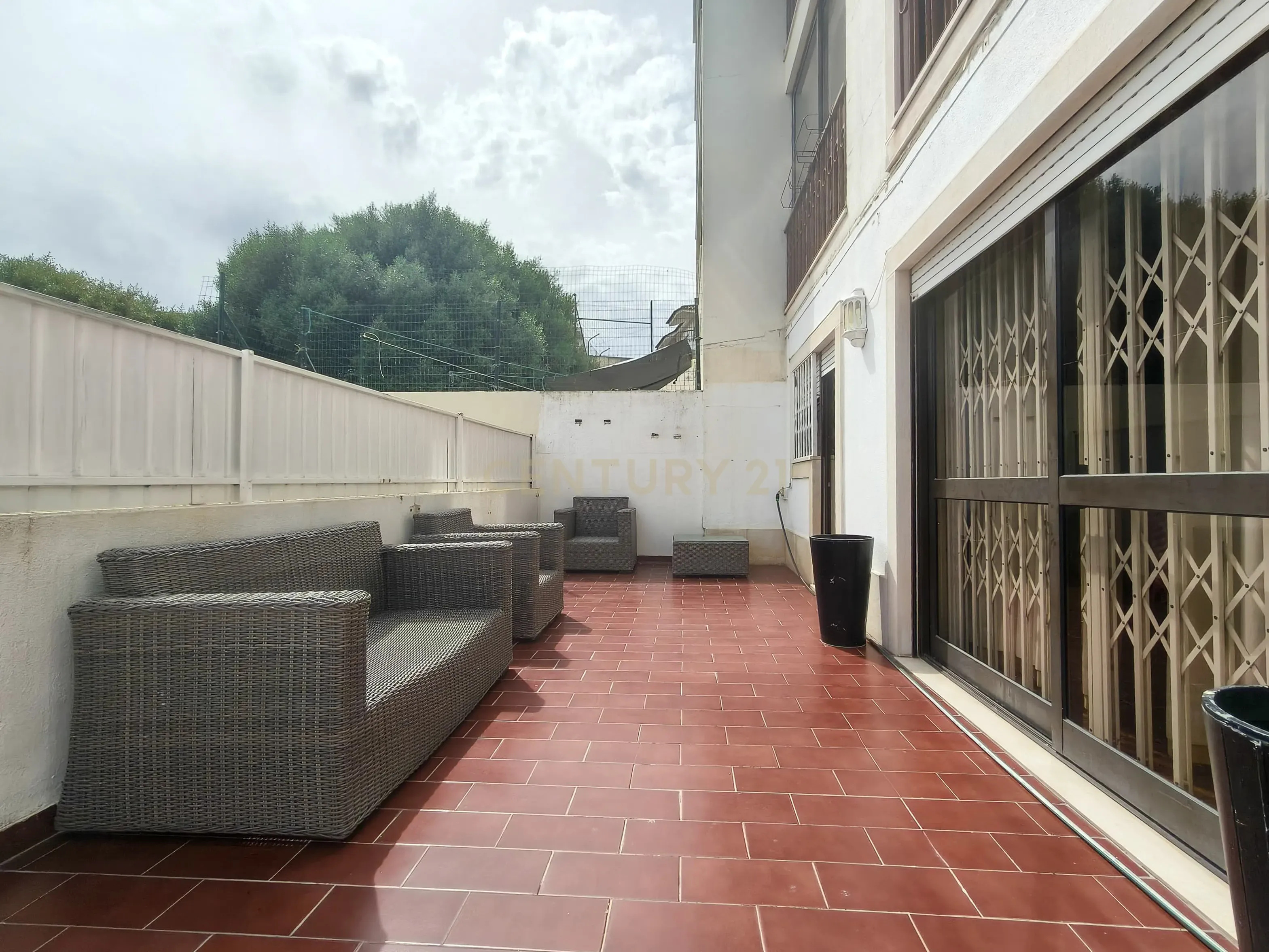 Apartamento T2 + 1 | Jardim e Estacionamento junto à Praia - Image 4