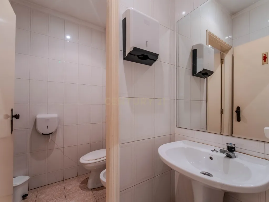 Loja com PIP aprovado para habitação T0 | a 750 m da praia| Leça da Palmeira, Matosinhos - Image 3