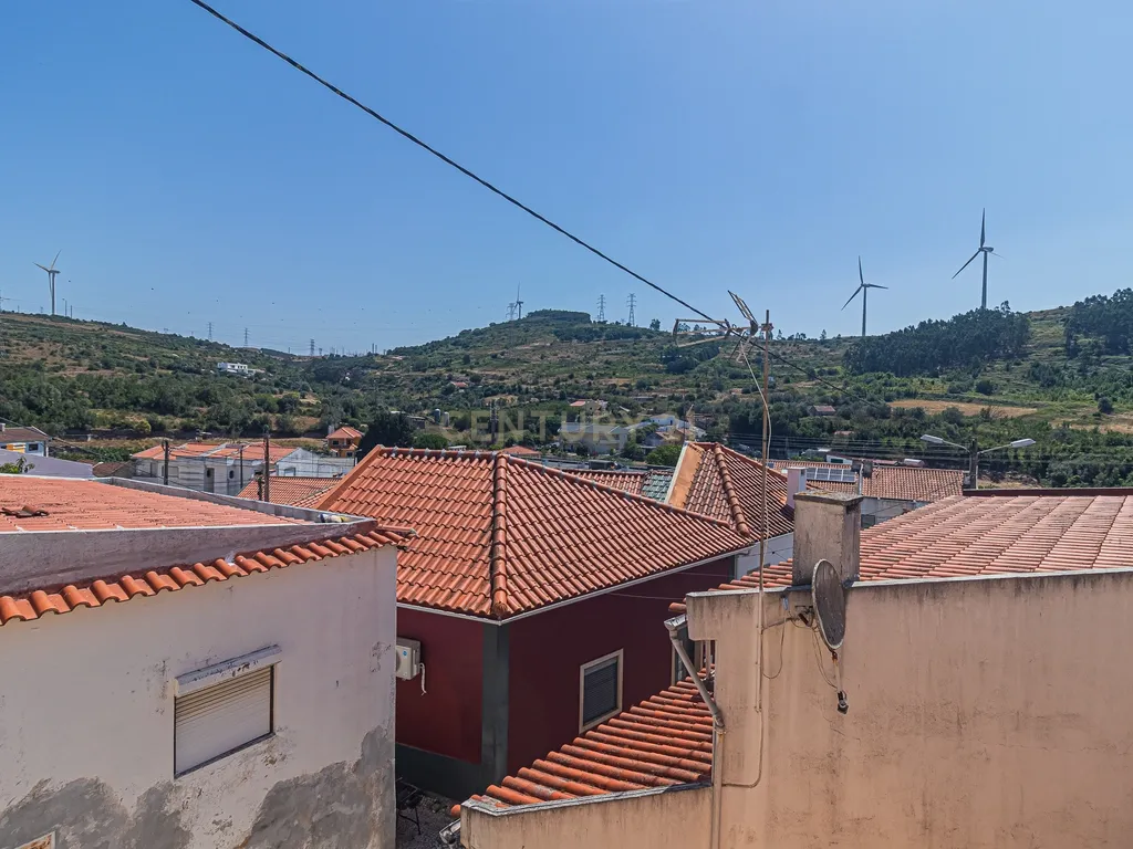 Moradia T2 Renovada em Fanhões – Conforto e Tranquilidade às Portas da Cidade - Image 36