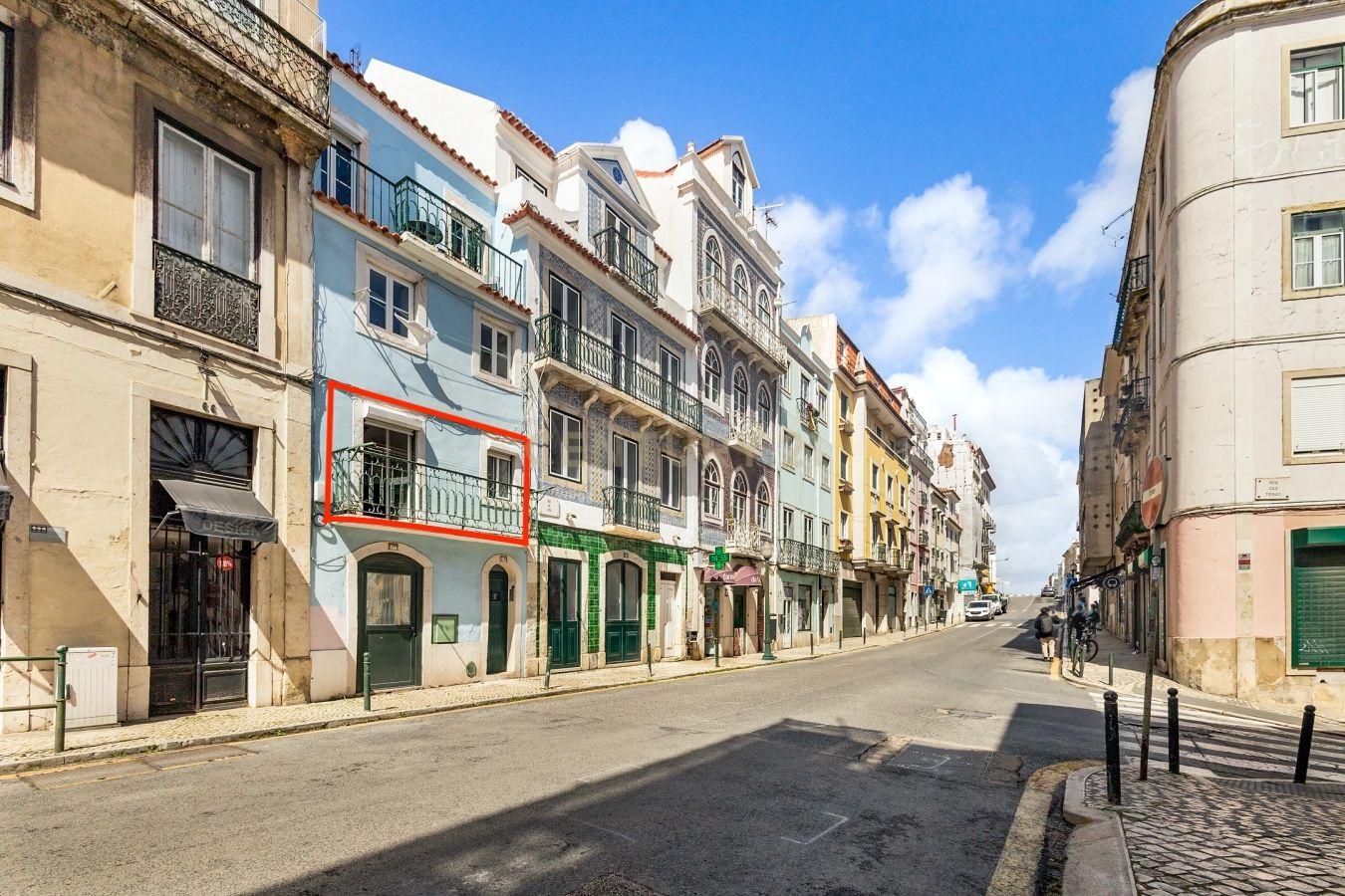 Apartamento T1 na Lapa – Lisboa | 1º Andar em prédio tradicional - Image 1