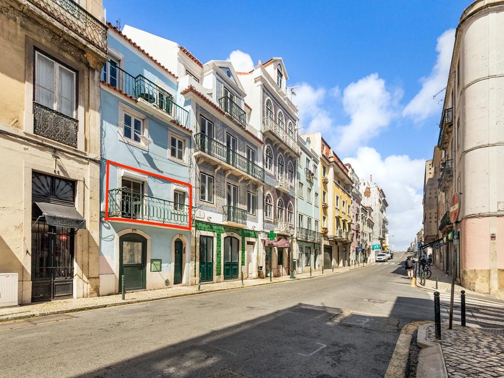 Apartamento T1 na Lapa – Lisboa | 1º Andar em prédio tradicional - Image 1