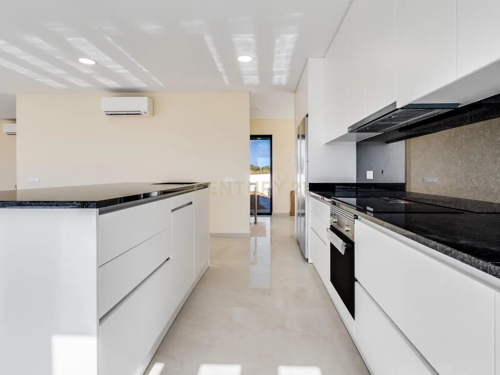 Moradia T4+1 de construção nova com piscina infinita | Caramujeira, Lagoa - Image 12
