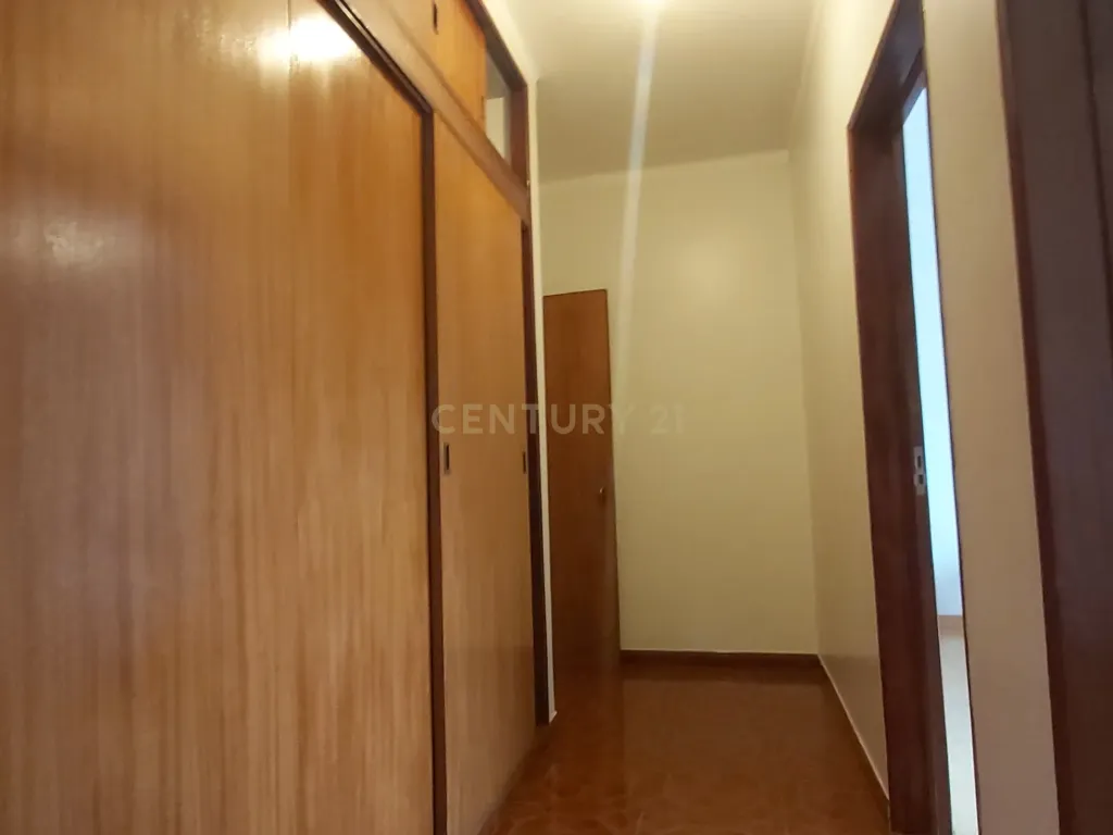 🌞 Apartamento T4 Luminoso com Excelentes Áreas e Garagem– Zona Premium de Beja - Image 18