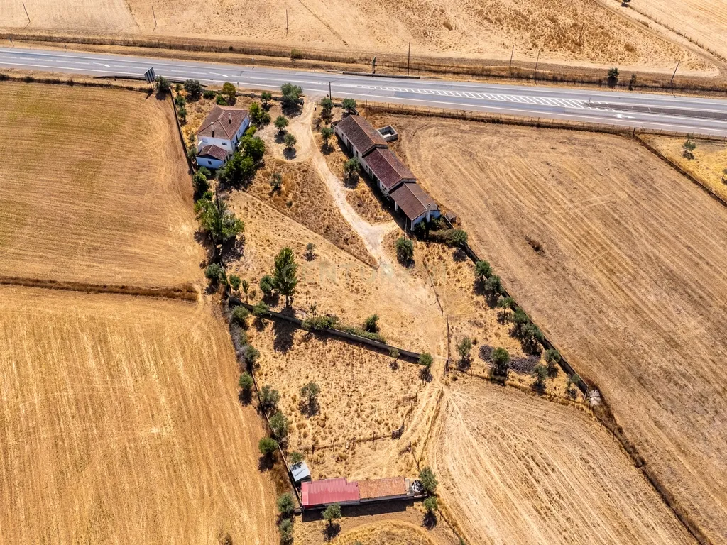 Propriedade, em Prédio Misto, com 17.000m2 localizada a 5Km de Estremoz - Image 28