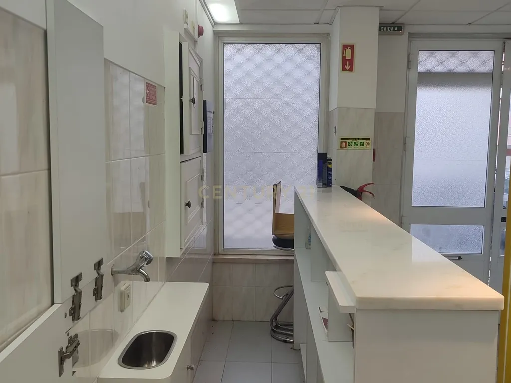 Loja com Duas Frentes | 75 m² | Quinta da Samaritana – Belas - Image 11