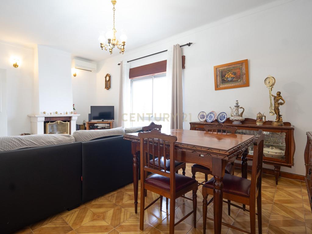 Moradia T3 com jardim na Granja do Ulmeiro junto às escolas e serviços - Image 26