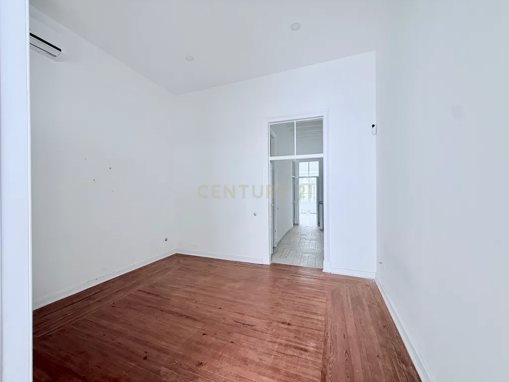 Apartamento T3 Duplex no coração da Baixa de Olhão - Image 11