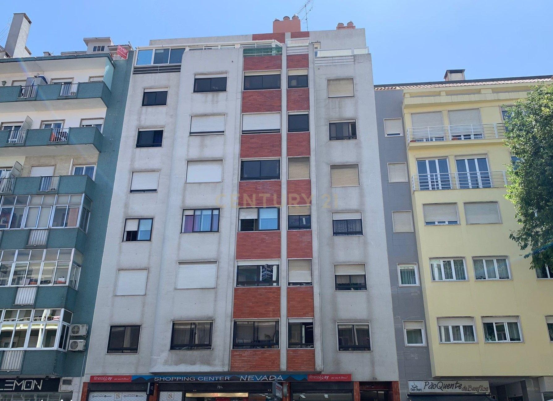 Espetacular apartamento T3 com estacionamento e arrecadação em Benfica - Image 24