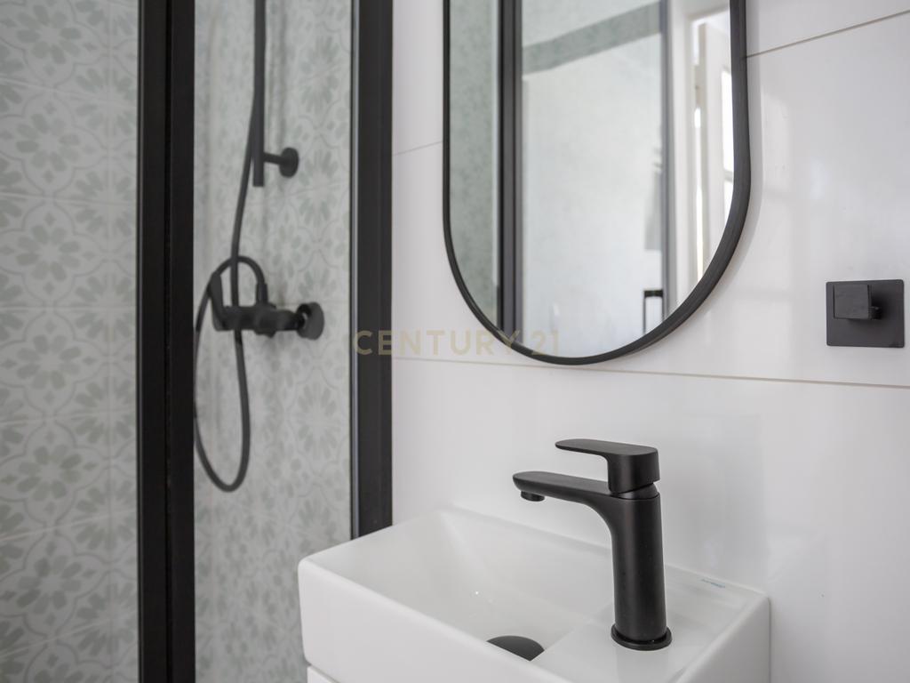 Elegância e História: T4 Remodelado com Grande Logradouro Privativo no Bairro Salgado - Image 40