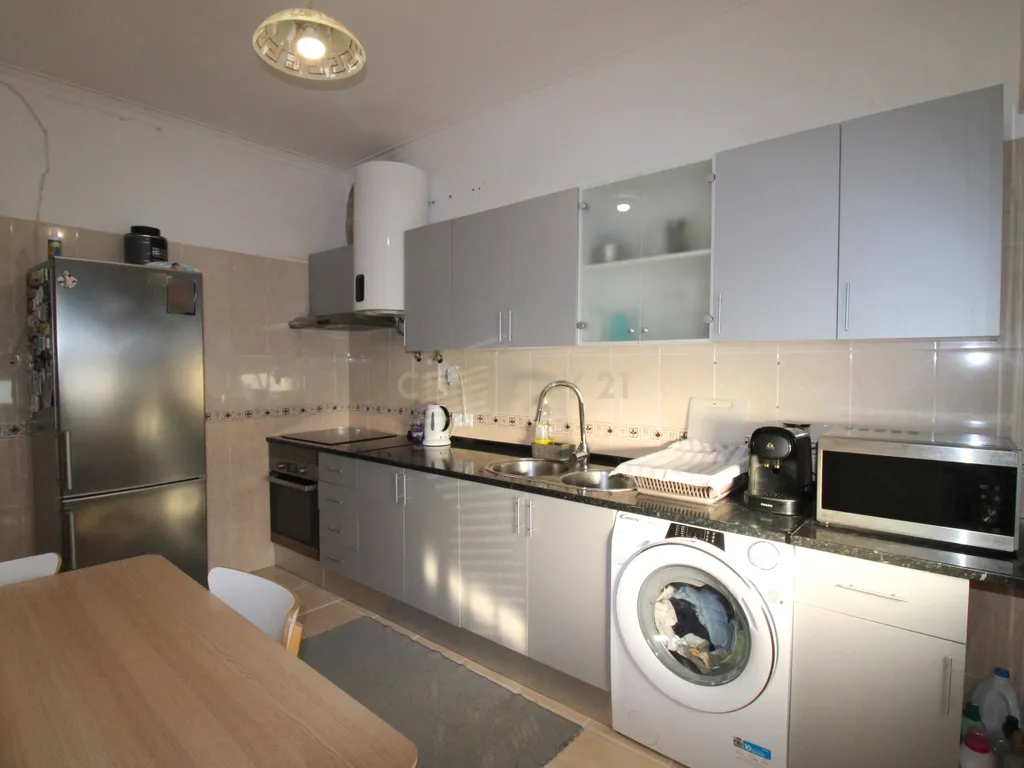 Espetacular Moradia T5 no Casal Do Marco com Garagem - Image 1