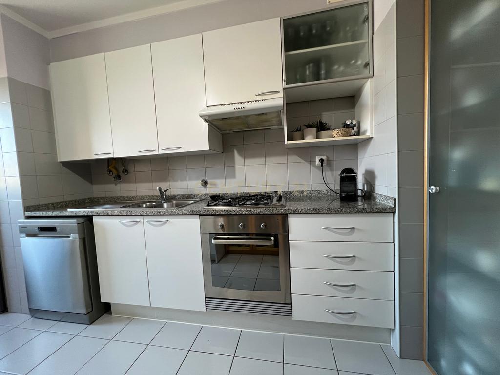 Apartamento T3 com vista desafogada e excelente luminosidade em Lumiar - Image 7