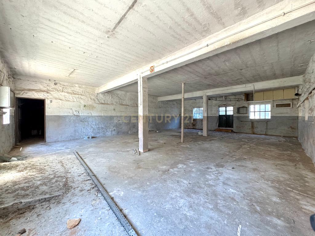 Moradia com 4 quartos, 3 armazéns e muito potencial em Freamunde, Paços de Ferreira - Image 26