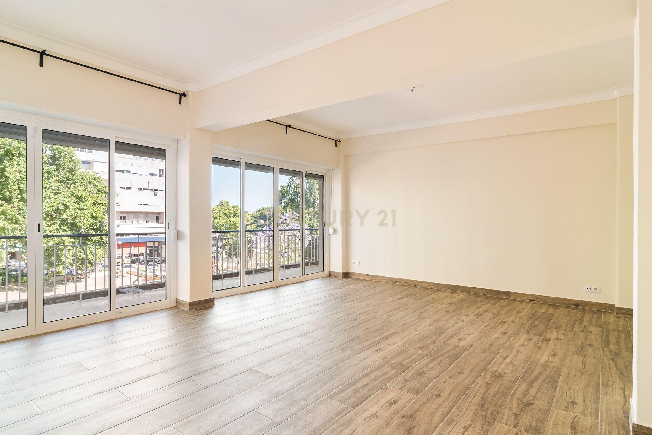 T2 com 130 m² para Arrendamento | Varanda com Vista para Jardim | Elevador - Image 2