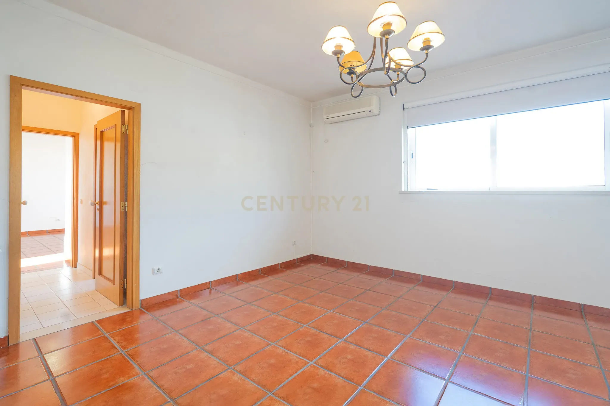 Moradia T5 com varanda coberta,terraço,piscina,jardim,poço,anexo e telheiro numa localização privilegada no centro de Lousã - Image 46
