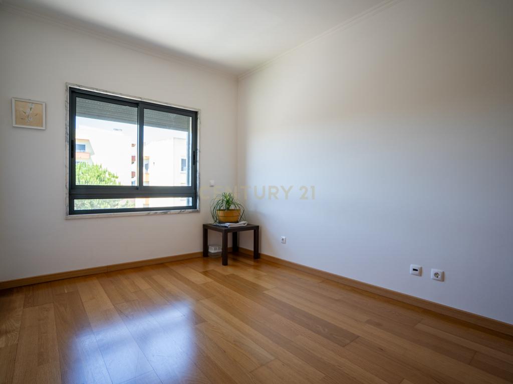 Apartamento T3 Porto Salvo - Image 10