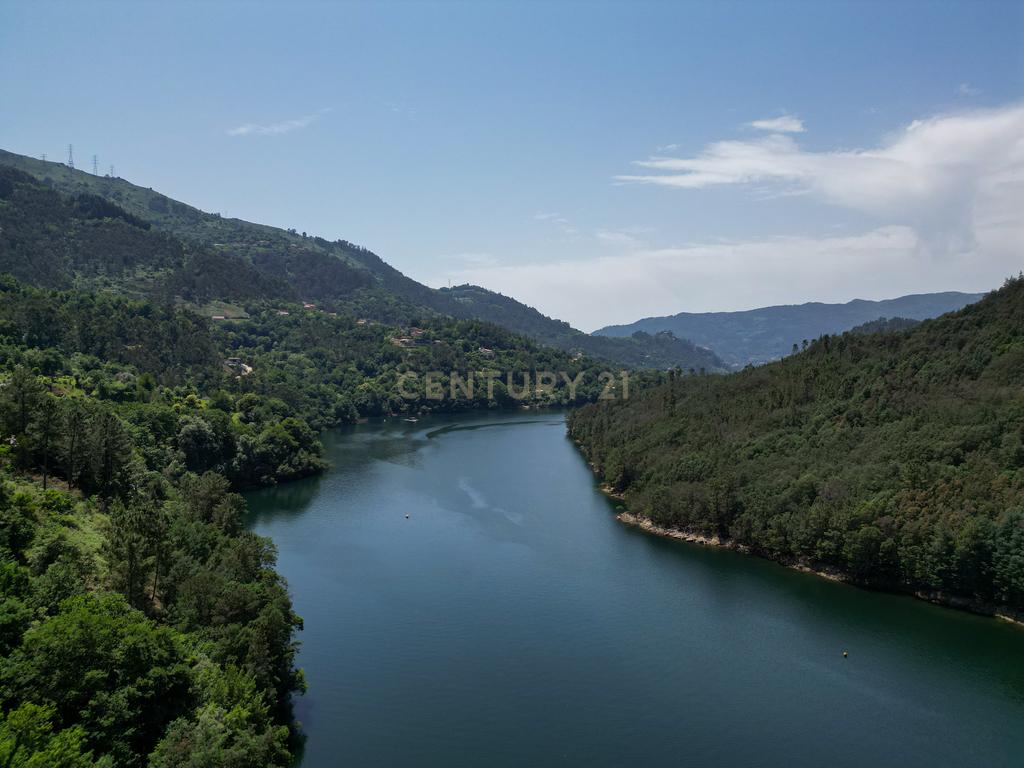 Duas Propriedades Únicas no Gerês com Acesso Direto ao Rio e Ancoradouro Privado - Image 23