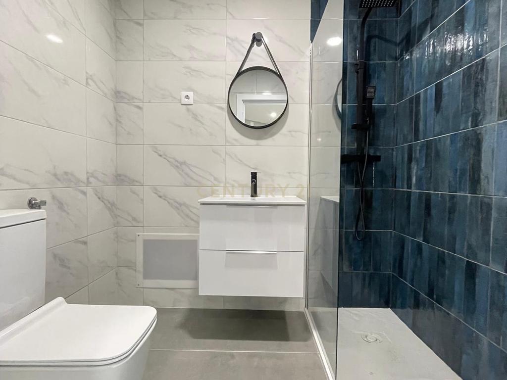 Apartamento T1 remodelado em Viseu com Terraço e Garagem - Image 5