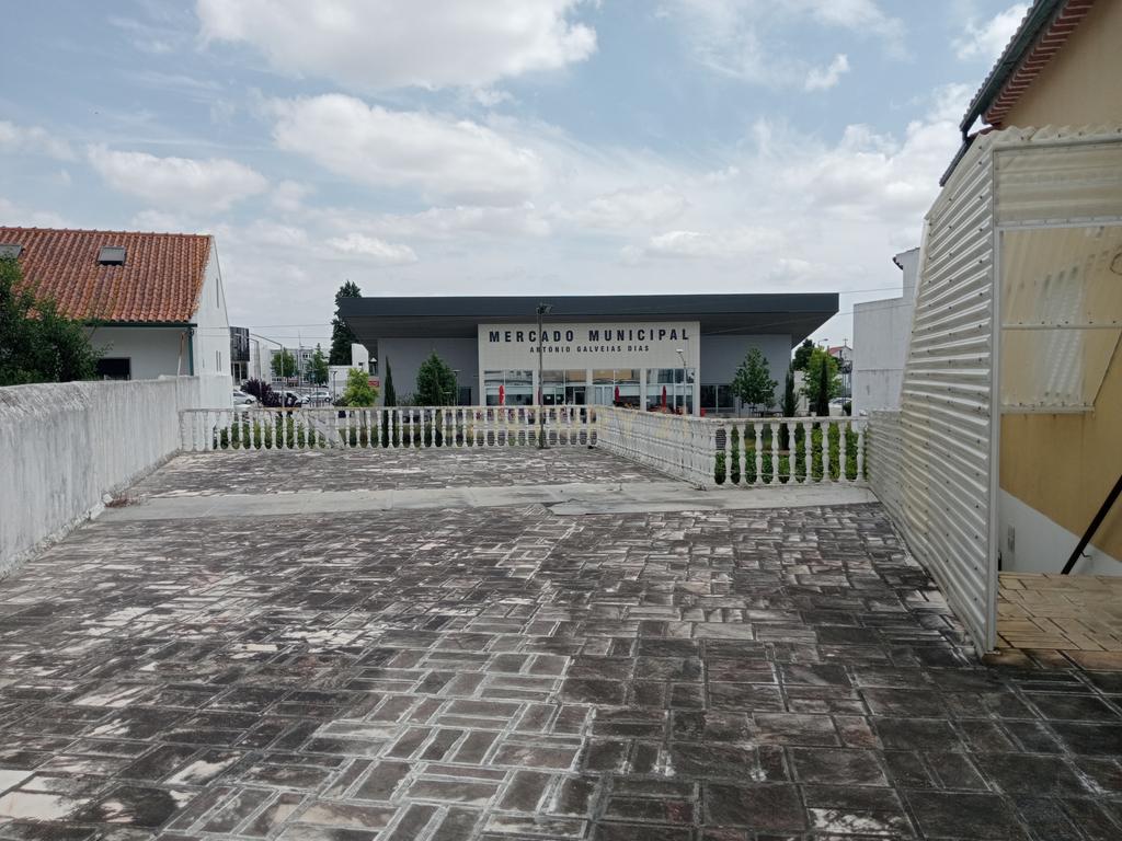 Edifício Versátil em Santarém com Vista e Acessibilidade - Image 13