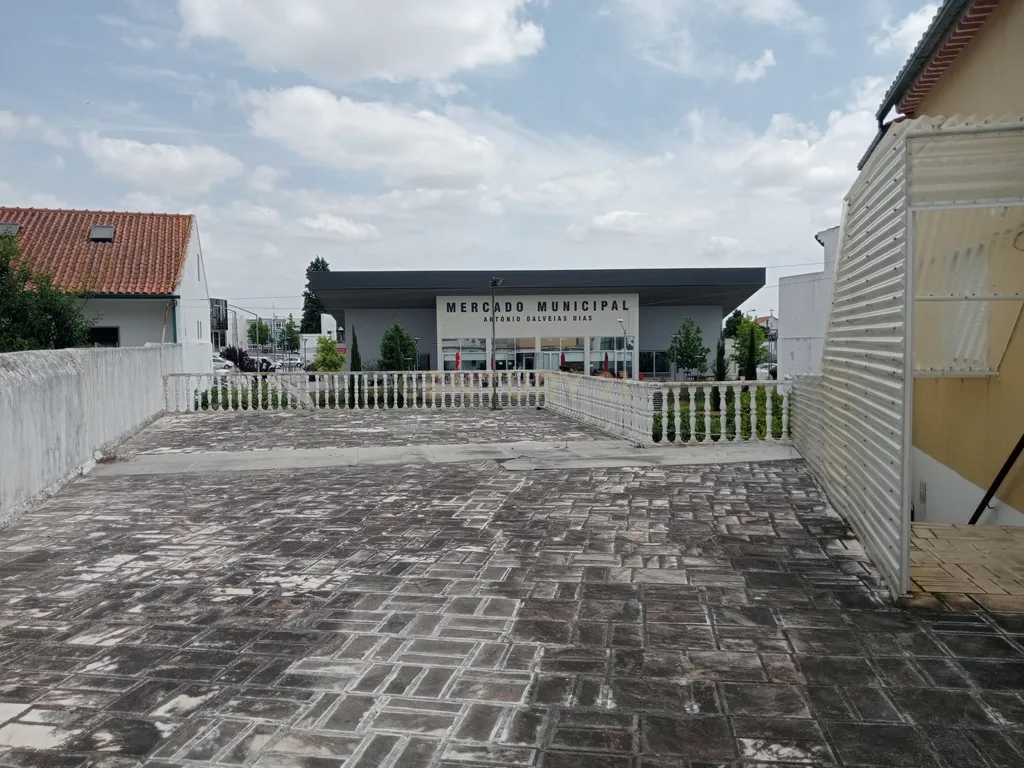 Edifício Versátil em Santarém com Vista e Acessibilidade - Image 13
