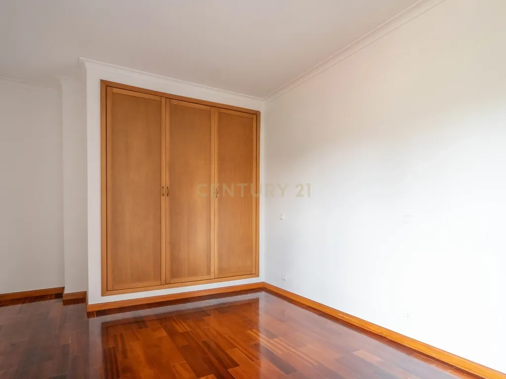 Moradia T5 - C/ terreno - Excelente estado - Image 53