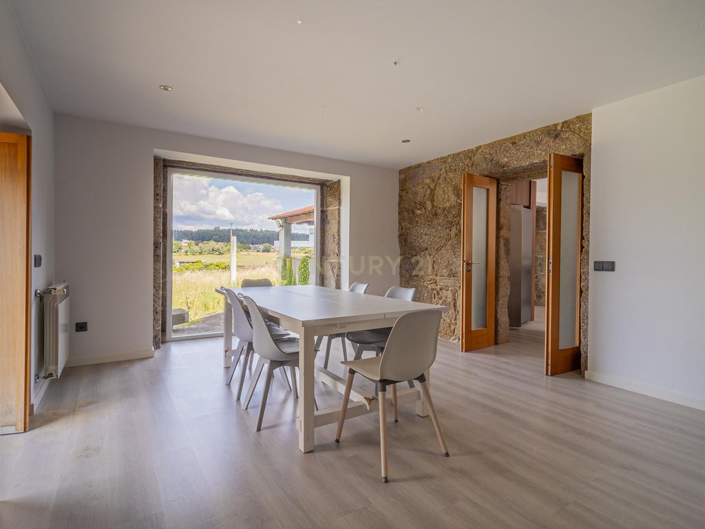 T5 com 3 Suites e Terreno com Rio | Natureza, Espaço e Conforto - Image 10