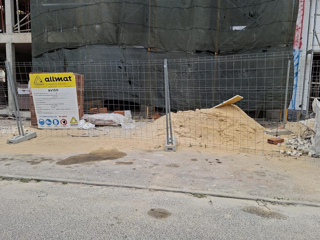 Moradia T4 com garagem e piscina - Quinta do Conde - Image 16