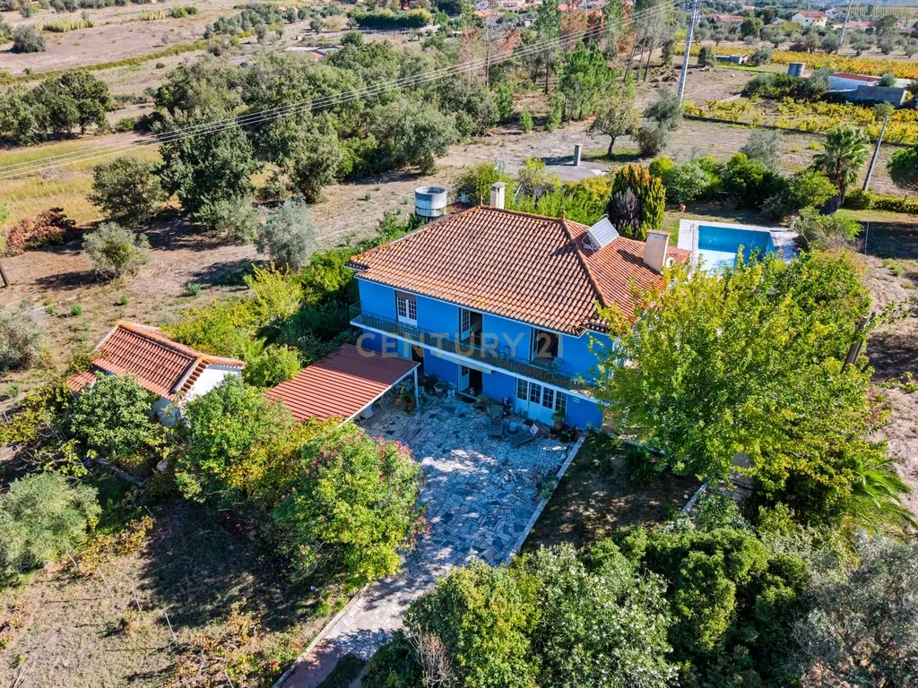 Moradia com 5.100 m² de terreno e vista para o Castelo de Tomar - Image 1