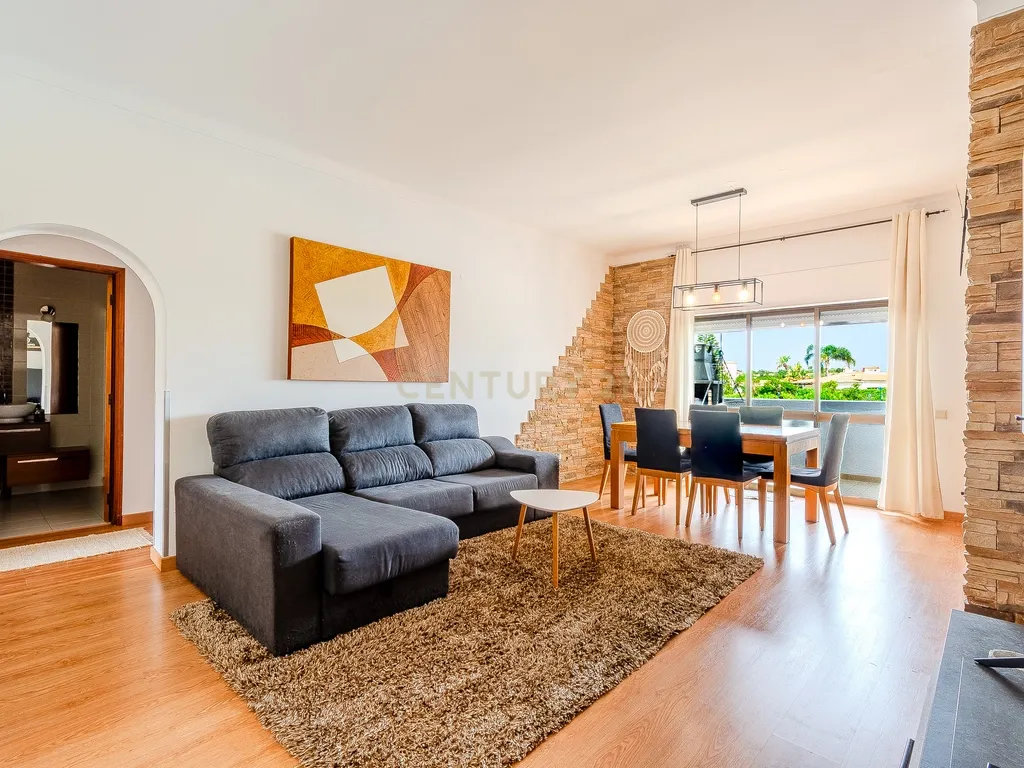 Apartamento T2 de 105m2 com Varanda e Vista Campo – Páteo, Albufeira - Image 1
