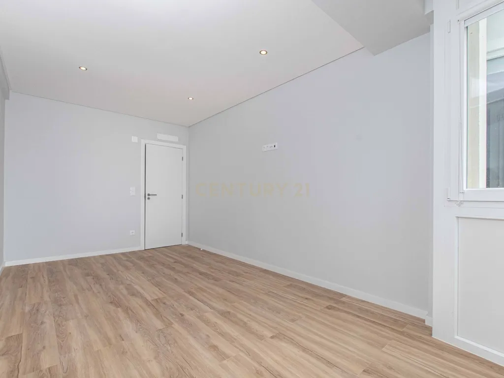 T3 Totalmente Remodelado com Vista Rio | Cacilhas, Almada - Image 14