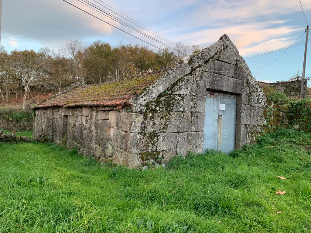 Casa em pedra na zona do Geres com churrasqueira e jardim interior - Image 17